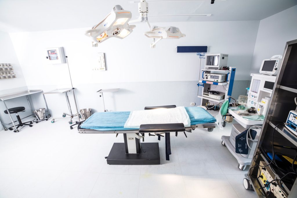 Quirófano de la Clínica Image equipado con tecnología médica avanzada y un entorno seguro y esterilizado.