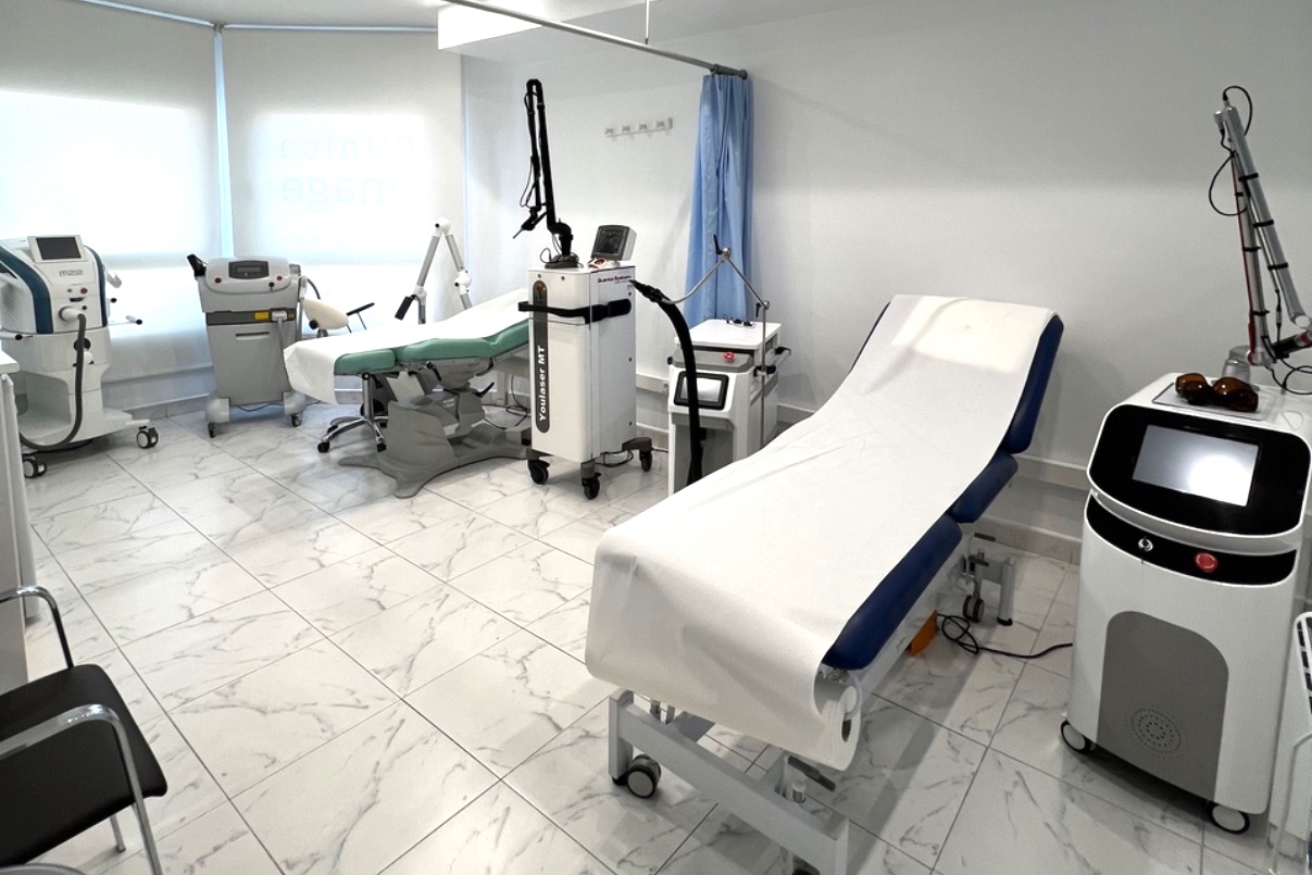 Interior de la Clínica Image con un espacio moderno, luminoso y diseñado para ofrecer confort a los pacientes.